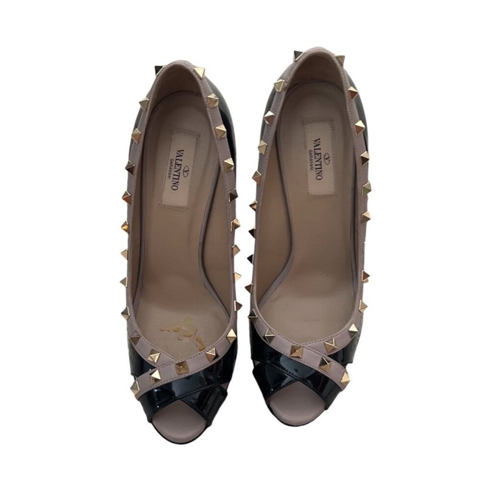 Valentino Rockstud black  beige patent leather pumps size 40